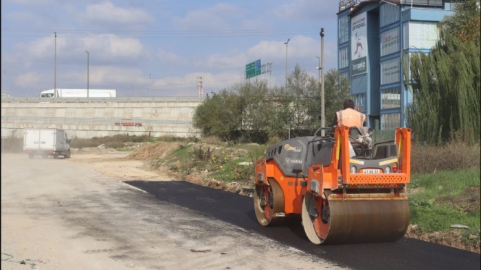 İzmit Belediyesi Yenişehir Mahallesi’nde yolları yeniliyor
